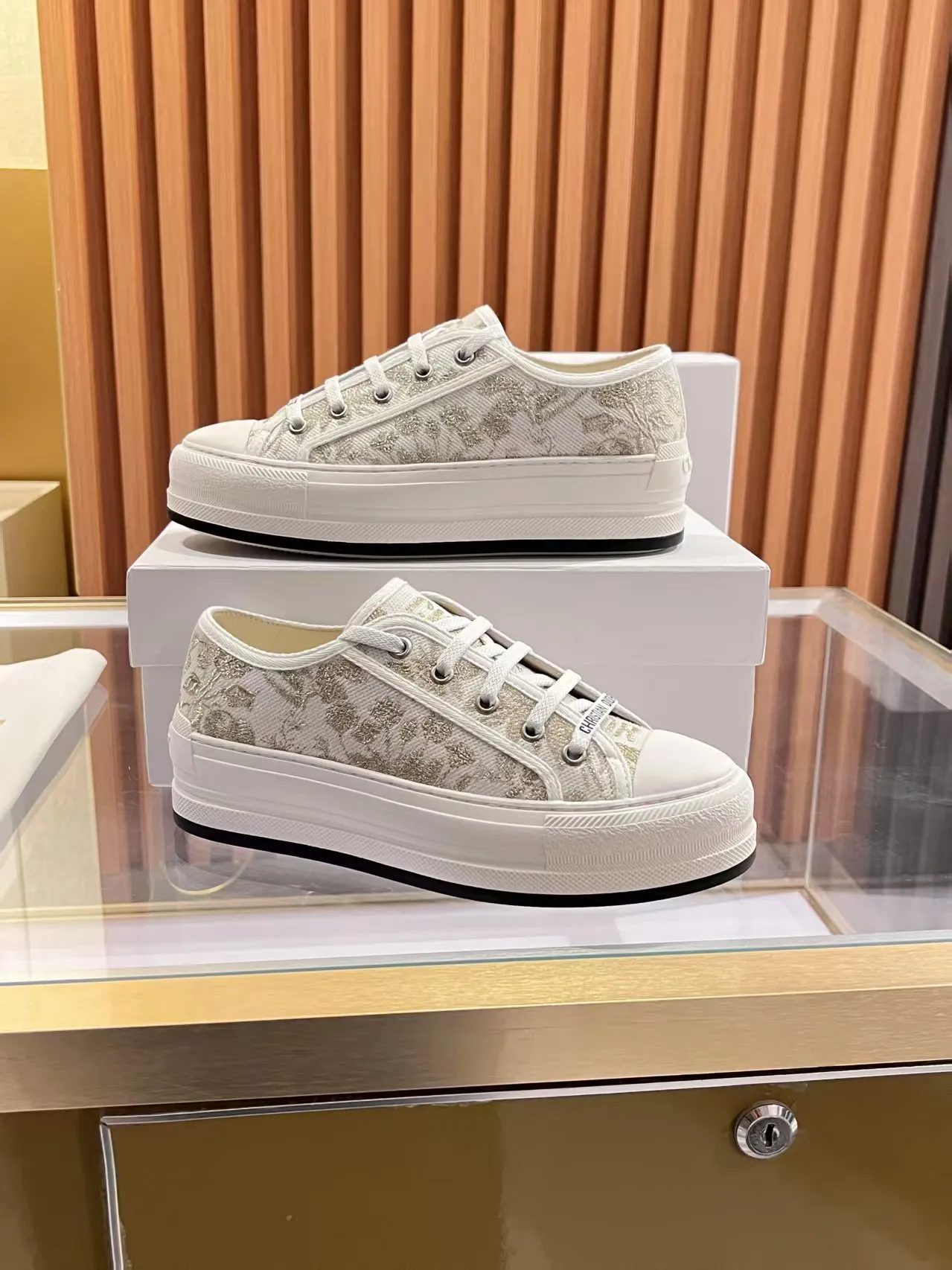 👟👟Ex-factory price 520👟👟 Walk‘n’Dior embroidered mid-top casual shoes are new in 2025. On the fashion stage, Dior embroidered shoes are the well-deserved protagonist. Delicate stitching is used on the upper, every stitch is devoted to the craftsman's efforts, and every thread is woven with artistic poetry. From complex floral patterns to smart geometric textures, embroidery is like the magic that gives shoes life, allowing them to show dynamic beauty even in static conditions.   Wearing Dior embroidered shoes feels like stepping into a dream world full of art. It is not only a pair of shoes, but also a walking piece of art that perfectly integrates fashion and culture. Whether you are strolling on the bustling city streets or attending important social occasions, Dior embroidered shoes can add unique charm to your style and become the focus of everyone's attention.   Choosing Dior embroidered shoes means choosing a persistent pursuit of quality and a unique understanding of fashion. Let it accompany you through every wonderful moment and leave your own fashion mark.  Material: Sheepskin lining, feet, silk cowhide, size 35-41, heel height 5cm
